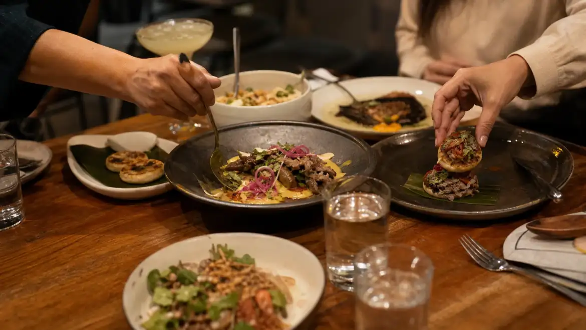 Mesa de restaurante en Medellín con platos colombianos contemporáneos para compartir
