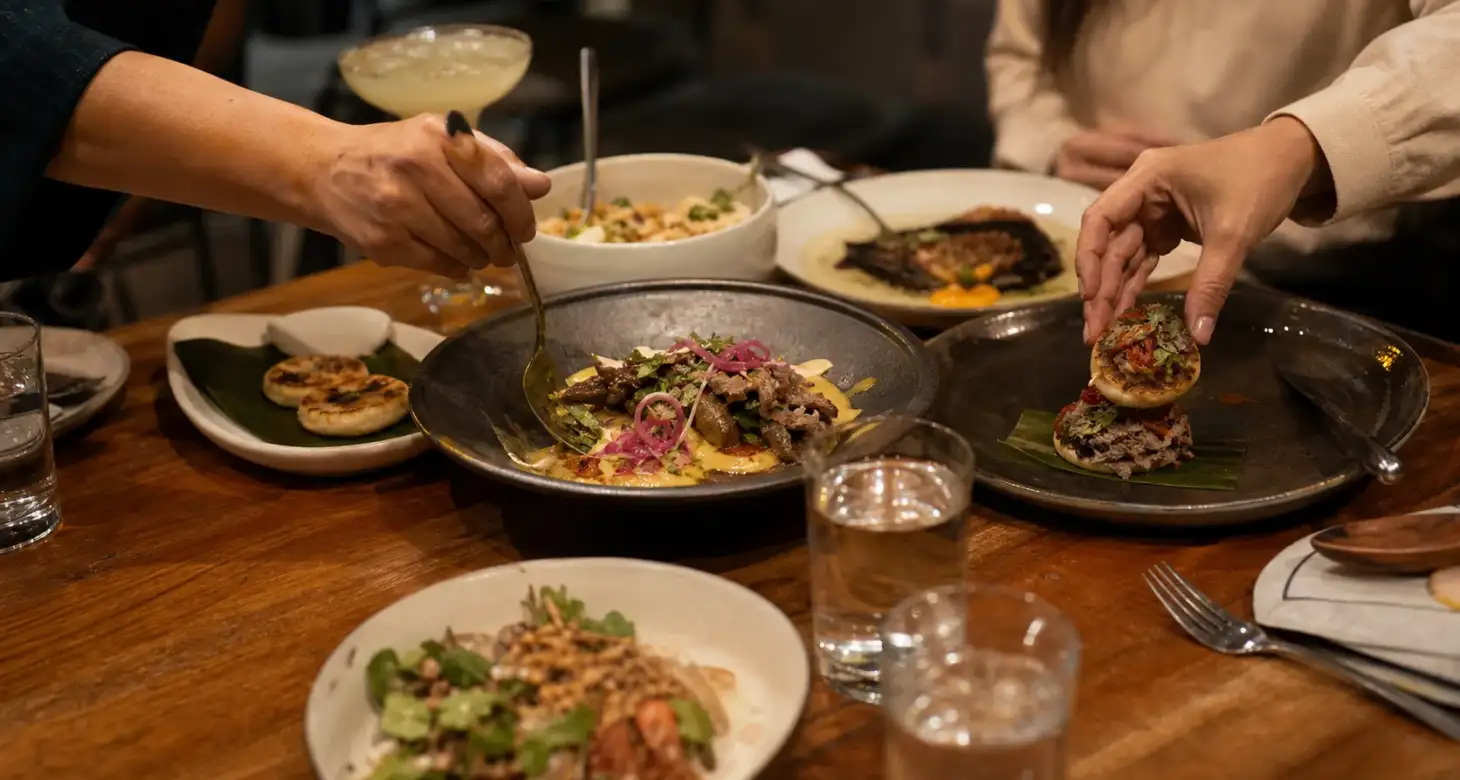 Mesa de restaurante en Medellín con platos colombianos contemporáneos para compartir