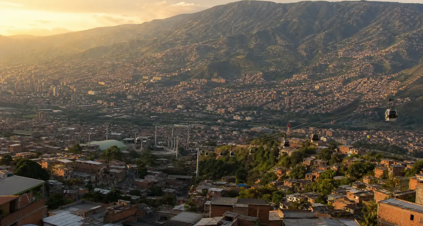 Vista panorámica realista de Medellín al atardecer con el Metrocable y las montañas